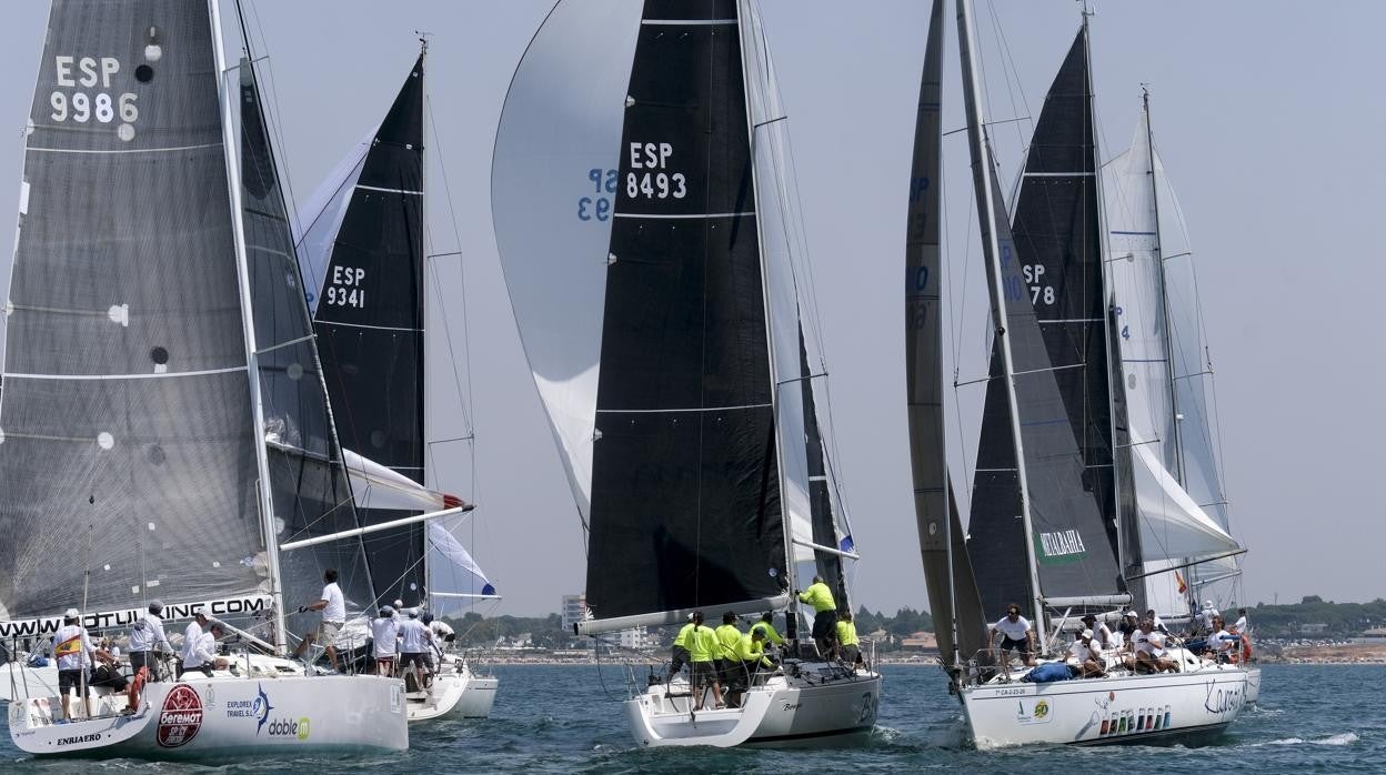 La bahía de Cádiz vivió este domingo la última regata de la Semana Náutica de El Puerto.