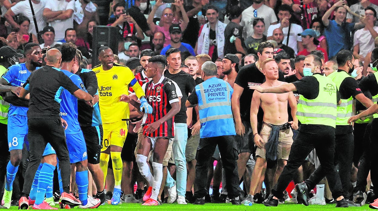 Aficionados del Niza, durante la invasión de campo que se produjo en el Niza-Olympique de Marsella