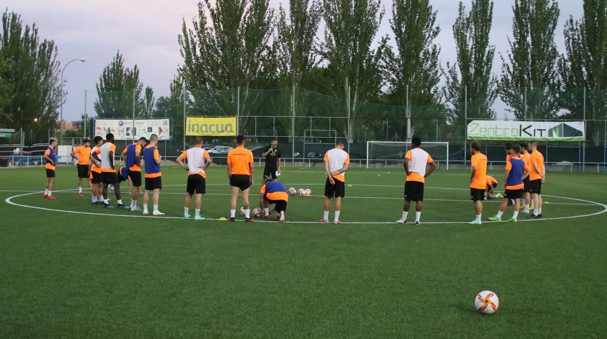 Entrenamiento del Trival, uno de los equipos madrileños de la Tercera RFEF