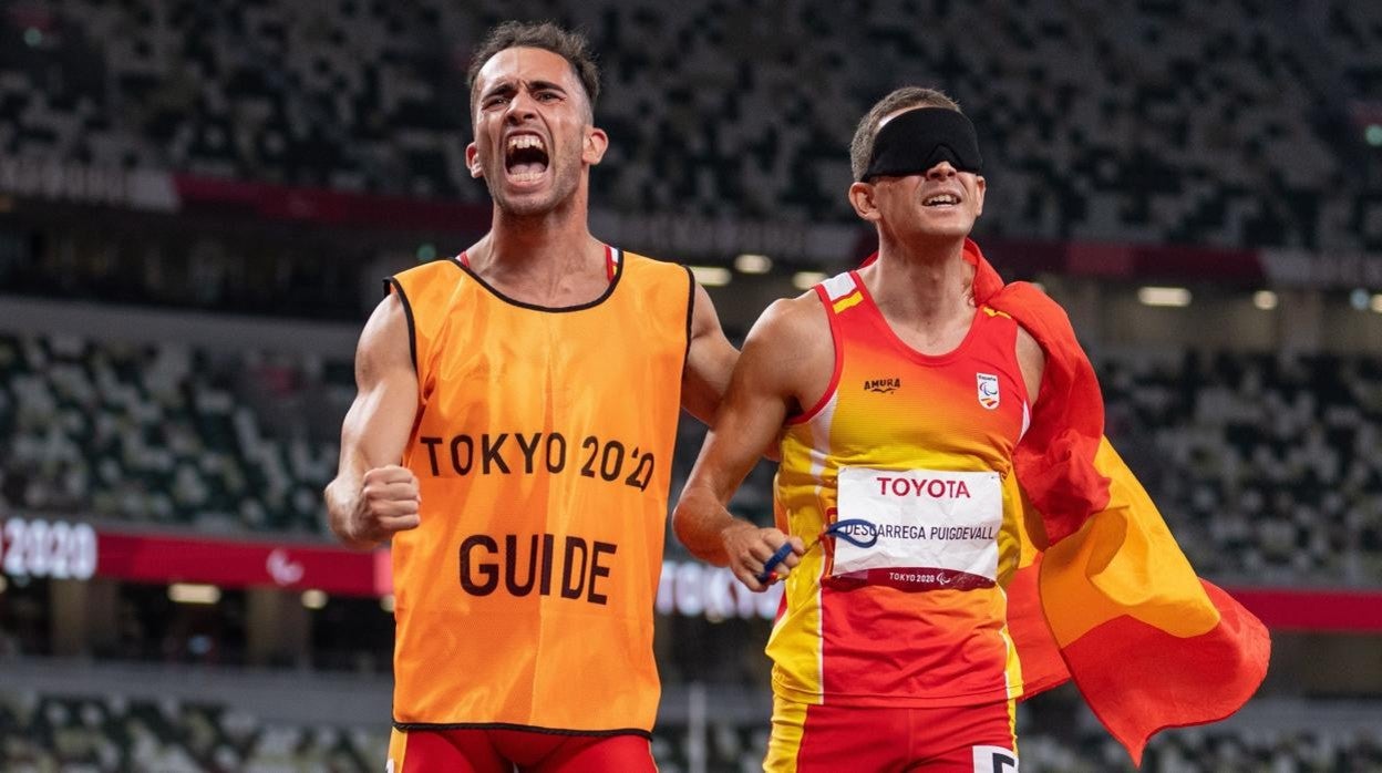 Gerard Descarrega, derecha, con su guía Guillermo Rojo celebran el oro tras ganar en la prueba de 400 metros