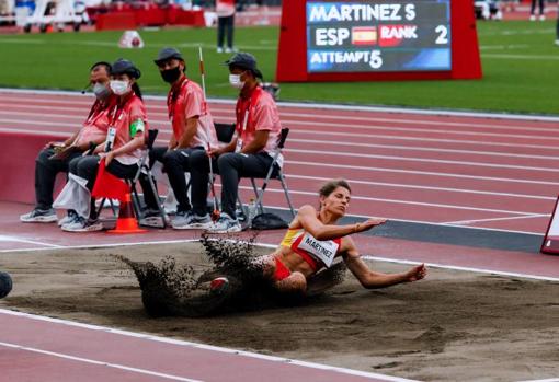 Sara Martínez, durante su salto