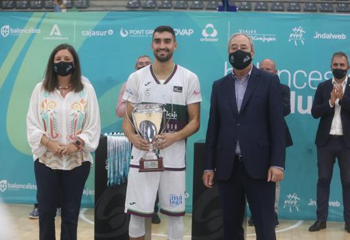 Jaime Fernández, capitán de Unicaja, recibió la copa de vencedor.