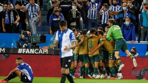 Borja Iglesias tumba al Alavés en el último minuto