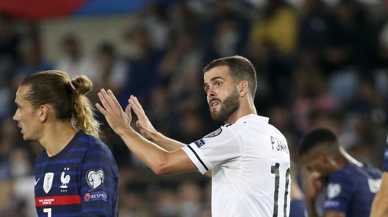 Miralem Pjanic, durante el partido que Bosnia jugó ante Francia