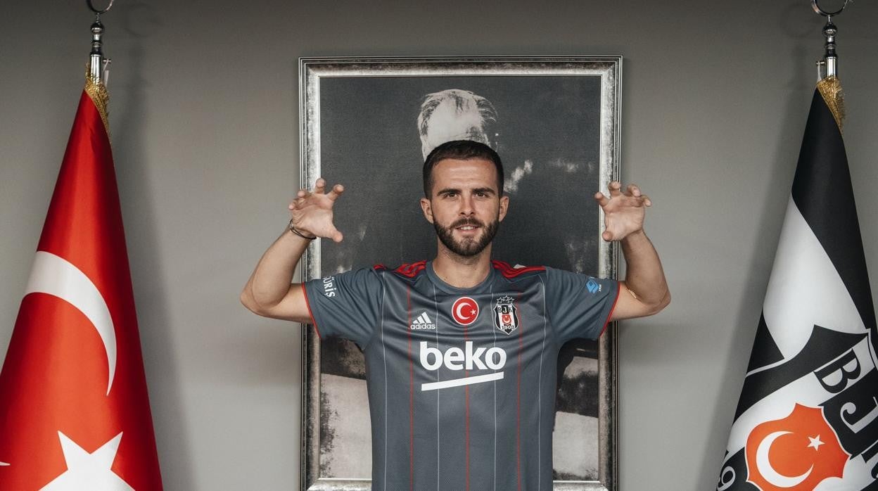 Pjanic, durante su presentación con el Besiktas turco