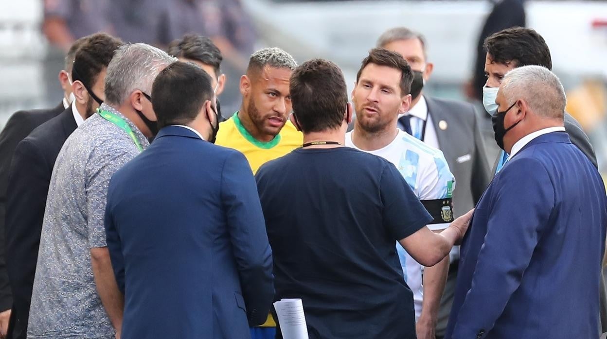 Neymar y Messi hablan con los miembros de la Agencia Nacional de Vigilancia Sanitaria brasileña