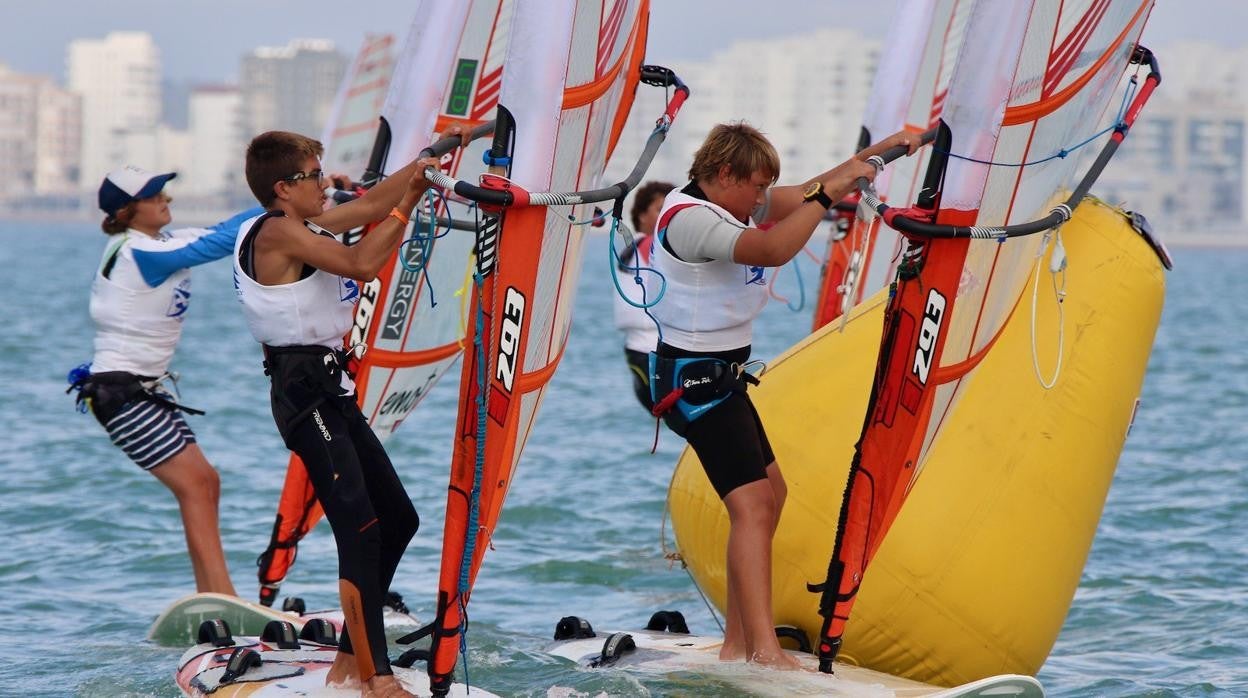 Medio centenar de regatistas en la Copa de Andalucía de Windsurf