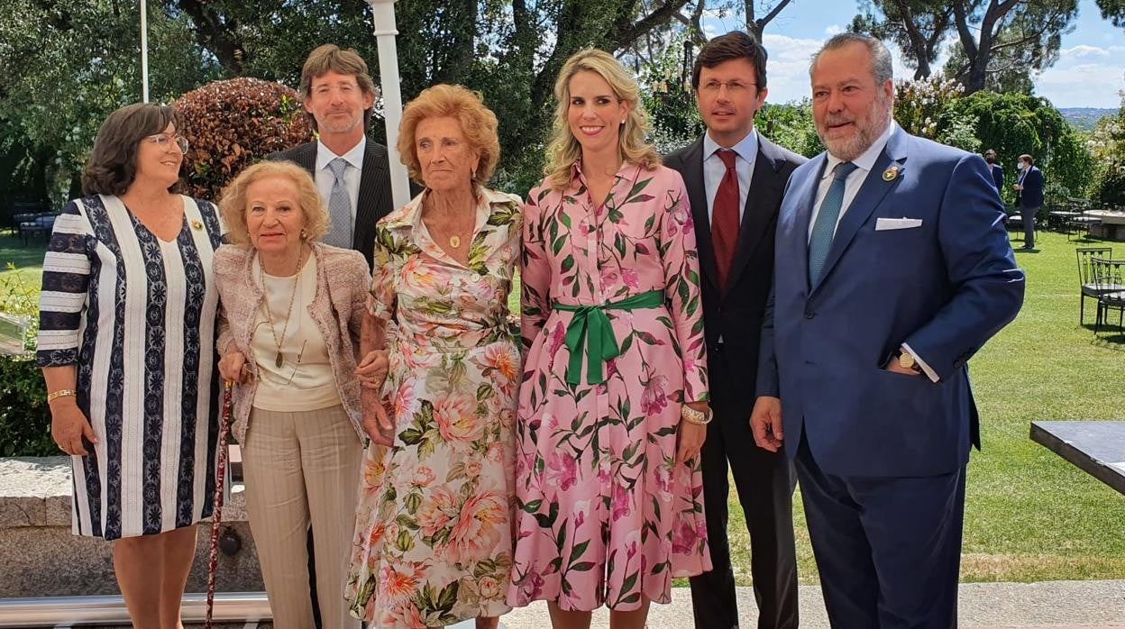 Los premiados junto a la presidenta del RCM, Carmen Basarán, y Casilda Guerrero