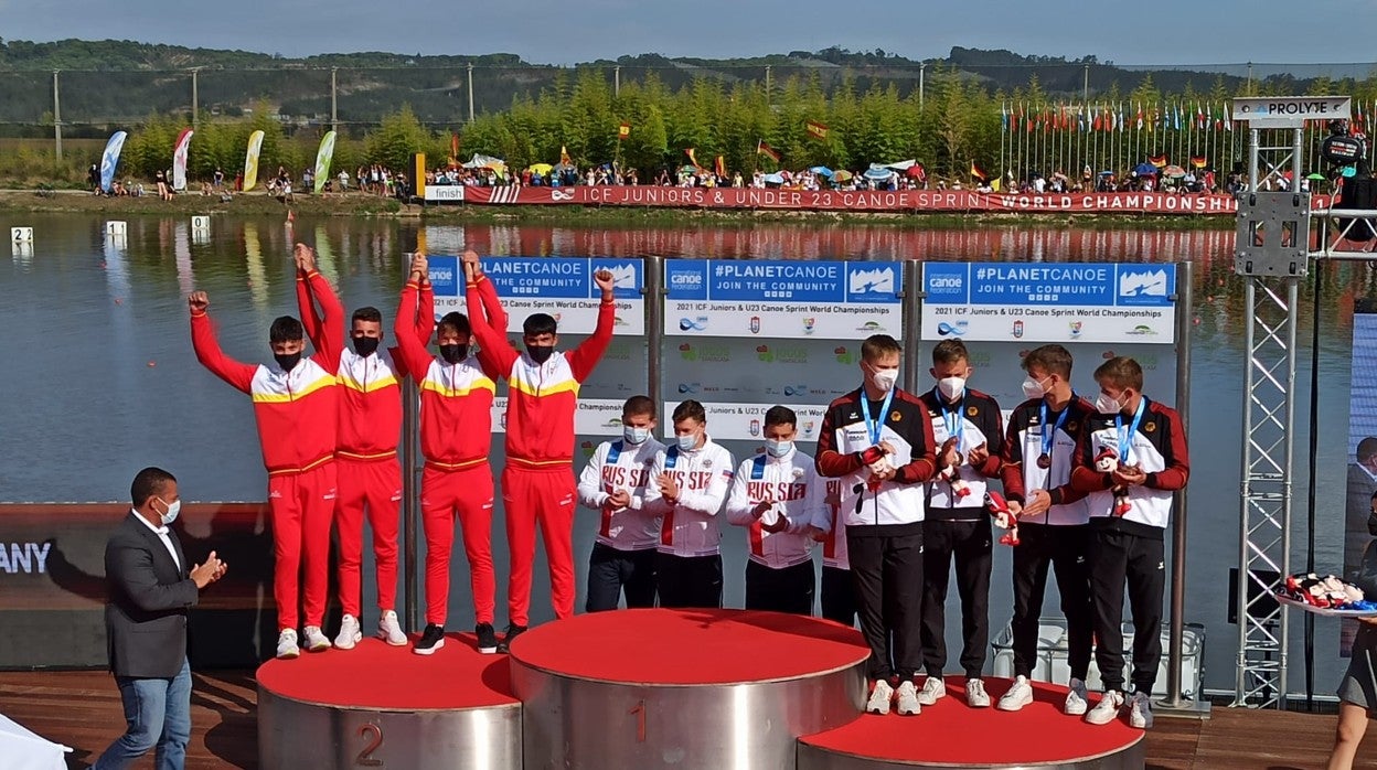 El K4 español, con el sevillano Carlos García entre sus integrantes, subiendo al podio en Montemor