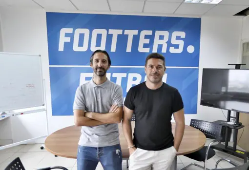 José Miguel Sánchez, COO de Footters, junto a Julio Fariñas, CEO de Footters, en el estadio de La Cartuja, donde se encuentran las oficinas de la empresa