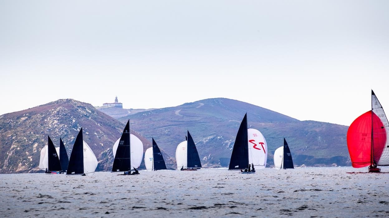 La flota de Open compitiendo en la ría de Pontevedra