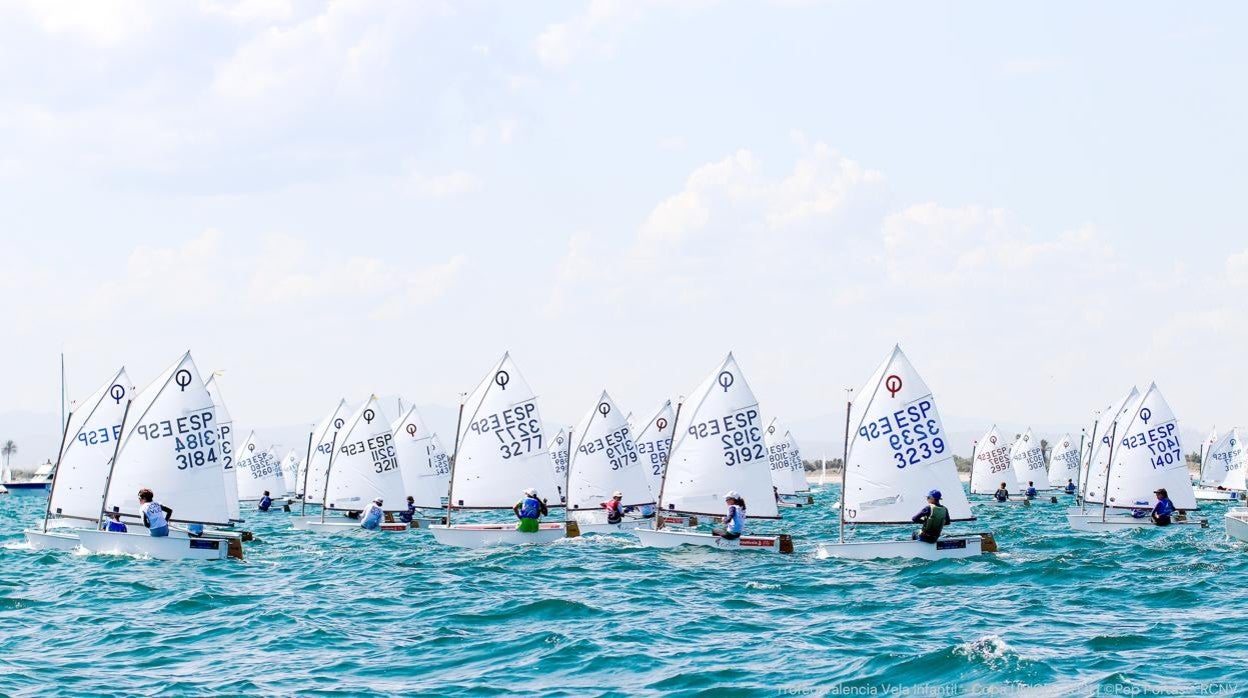 Fernando Puig, Carlota Gómez, Pepe Andrés y Blanca Suardiaz, campeones del Trofeo Valencia de Optimist