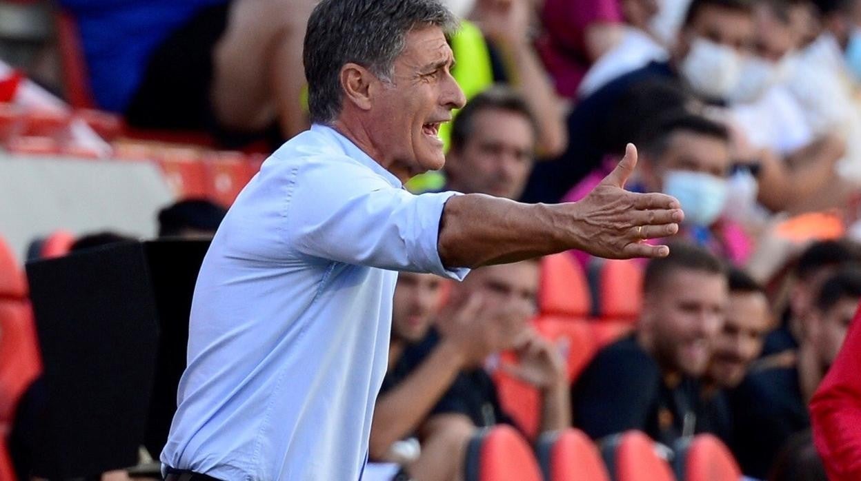 Míchel da instrucciones a los jugadores del Getafe en el duelo del sábado ante el Rayo