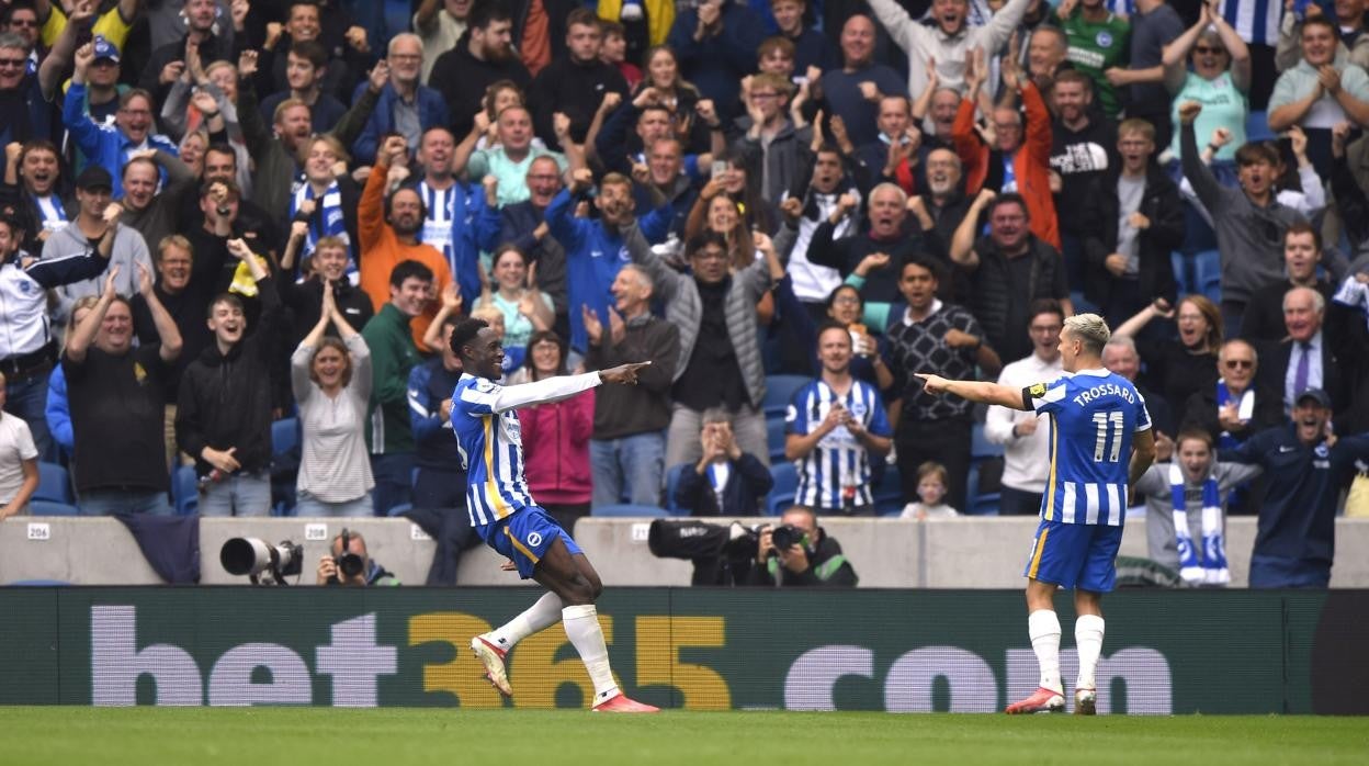 Welbeck y Trossard celebran el gol de la victoria ante el Leicester