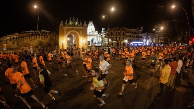 La KH-7 Nocturna del Guadalquivir marca el regreso de las grandes carreras populares