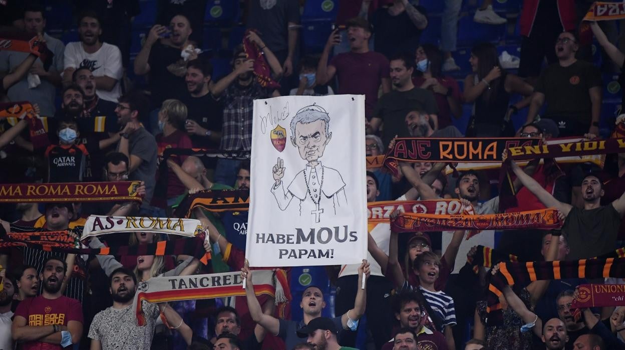 Mourinho, idolatrado por la afición romanista