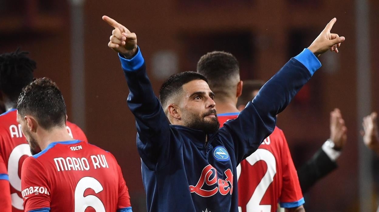 Lorenzo Insigne celebra la victoria del Nápoles en el Luigi Ferraris con su afición