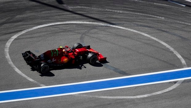 Mercedes toma el mando en Sochi con Sainz séptimo y Alonso décimo