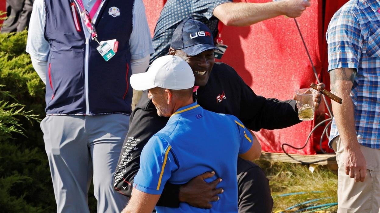 Michael Jordan bromea con el vicecapitán europeo, Henrik Stenson, en la jornada de tarde de la Ryder Cup