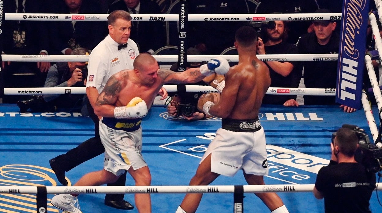 Así fue la avalancha de golpes de Usyk que dejó a Joshua al borde del KO