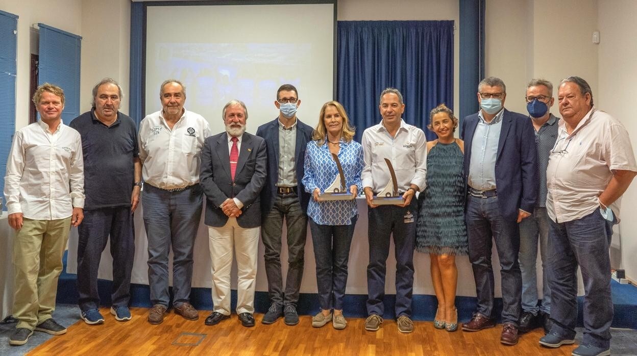 Los premiados con los integrantes de la AEPN, Alex Pella, Gabriel Martínez y José Doménech