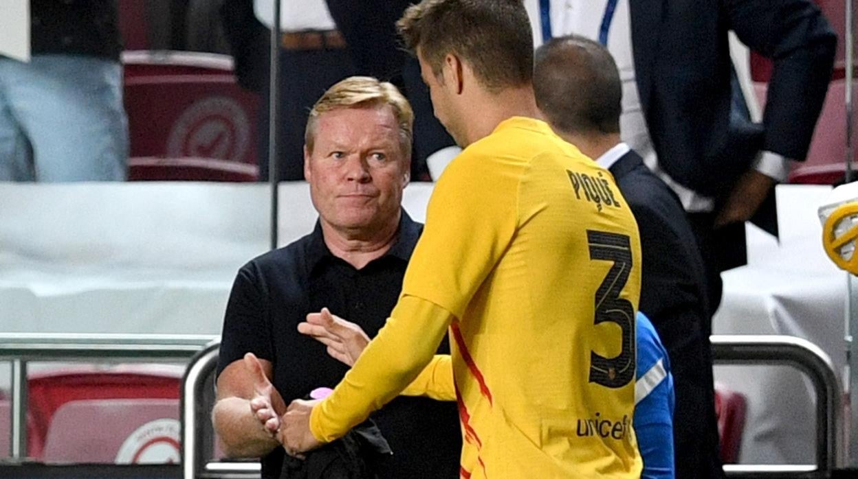 Piqué saluda a Ronald Koeman después de su cambio