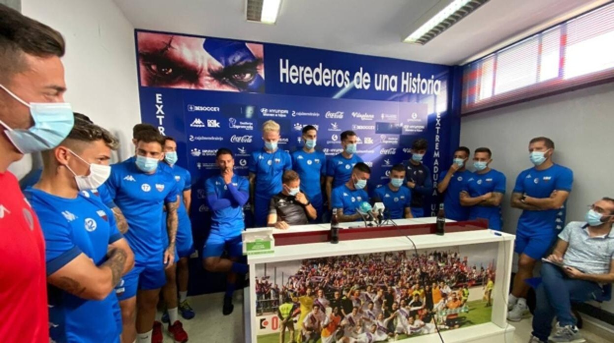 Los jugadores y cuerpo técnico del Extremadura, leyendo su comunicado