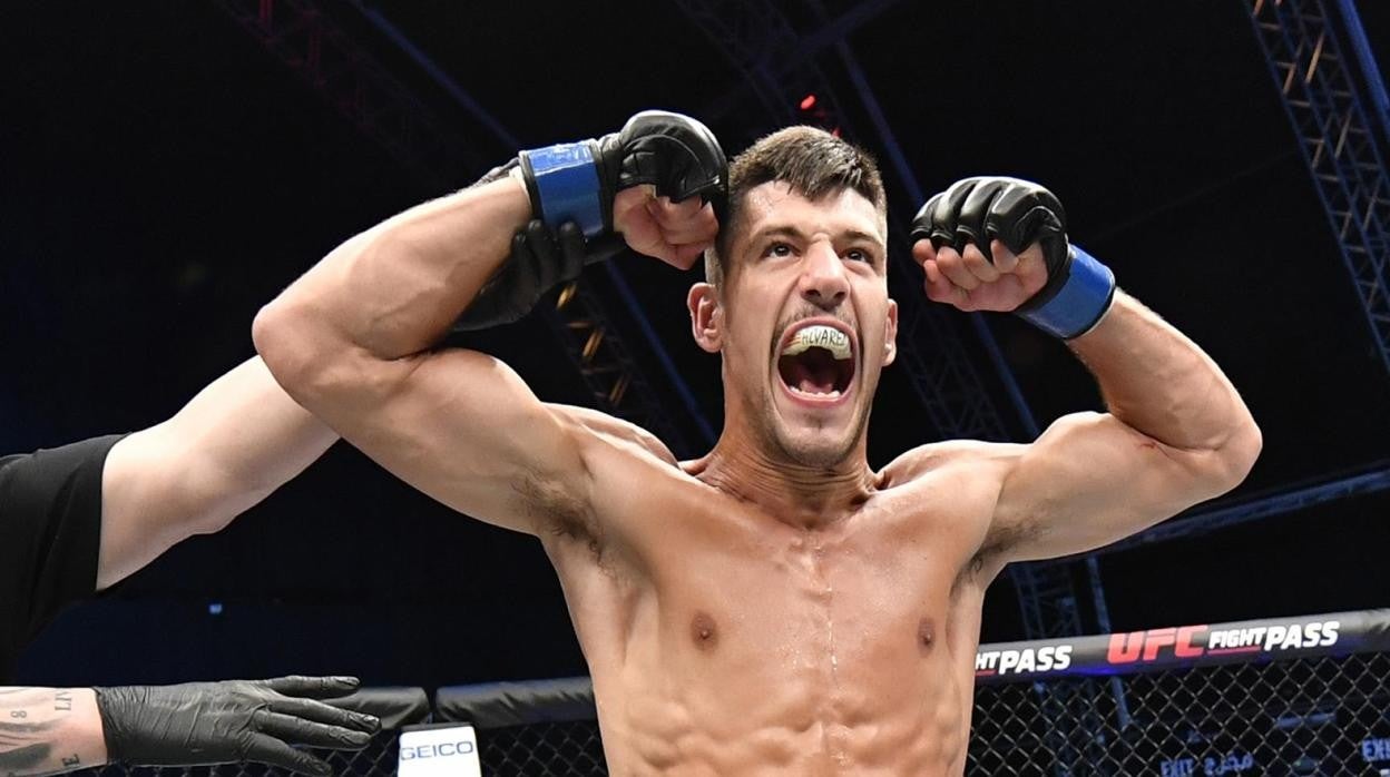 El asturiano Joel Álvarez celebra una victoria en UFC