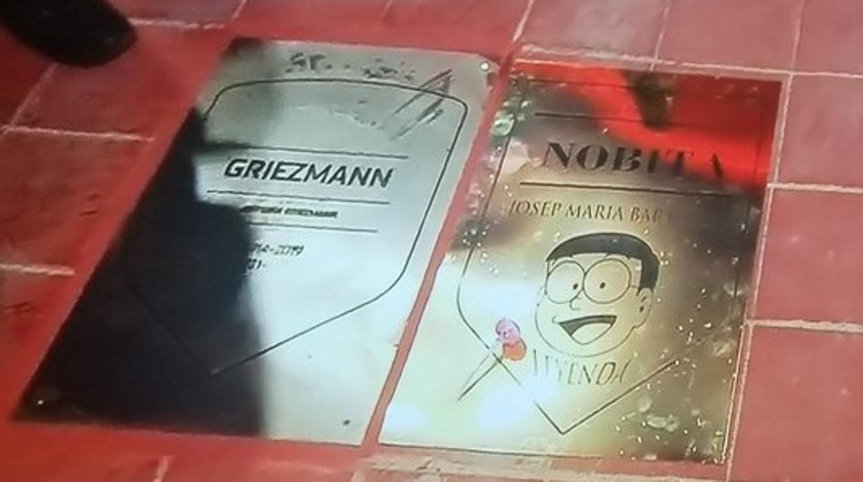 Aparece una placa de Bartomeu, junto a la de Griezmann, en el Paseo de las Leyendas del Atlético
