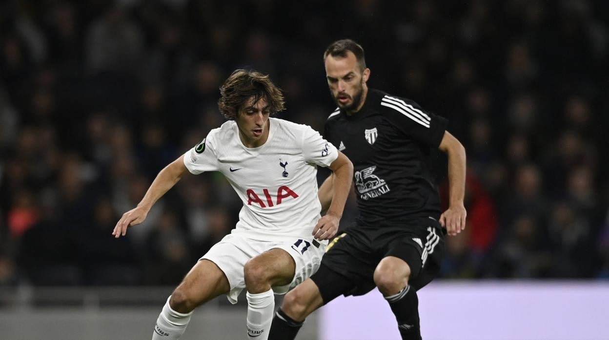 Bryan Gil, durante un partido con el Tottenham