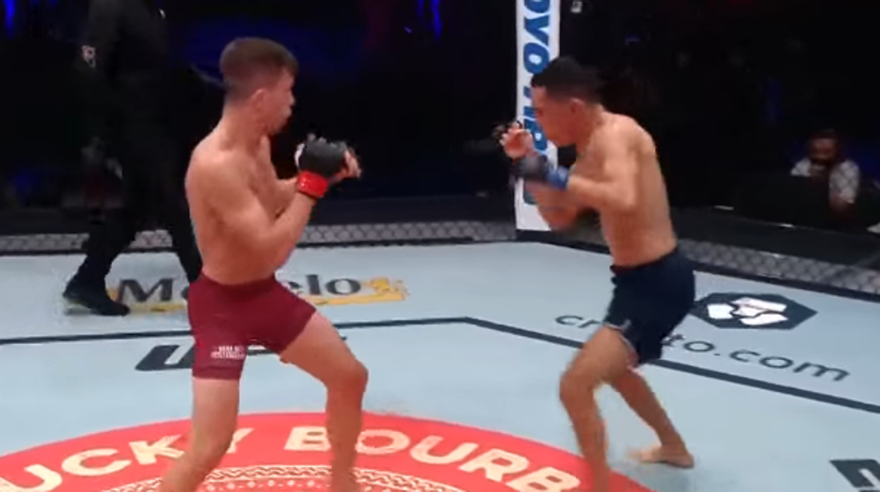 Dani Bárez (izquierda) presiona a su rival Carlos Hernández durante el combate en el DWCS