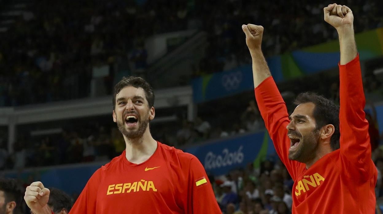 Pau Gasol junto a José Calderón durante un encuentro de la selección española