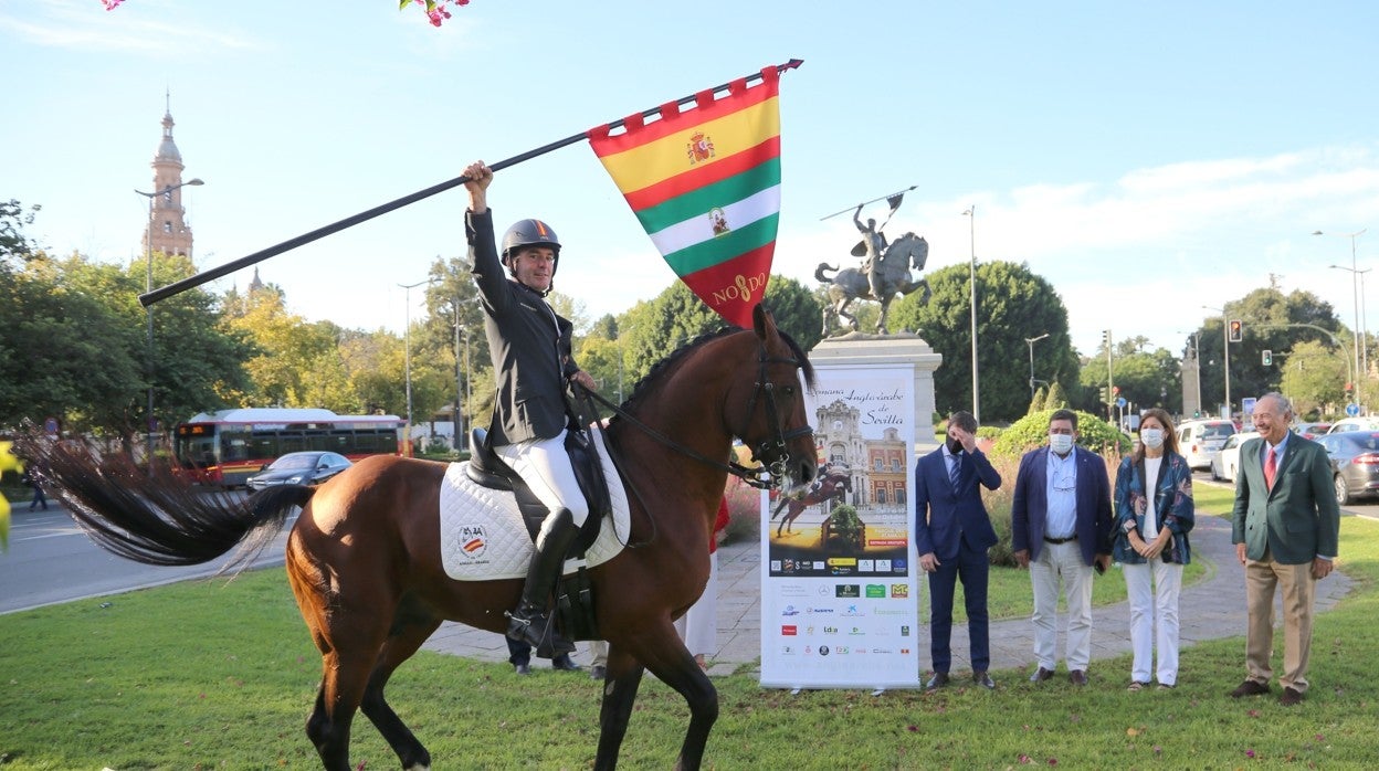 El jinete Carlos Díaz emulando a la estatua del Cid