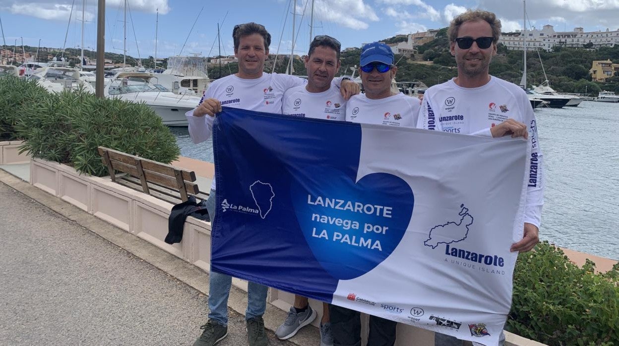 Rafa Lasso, Nete Armas, Ricardo Terrades y Tomás Fuentes del “Lanzarote - Wacaf Air” (RCN Arrecife) sosteniendo una bandera con mensaje de apoyo a la isla de La Palma