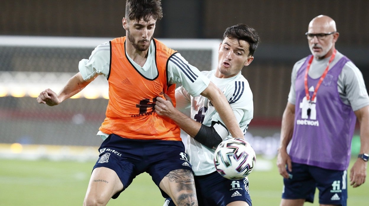 Fer Niño protege un balón en el entrenamiento ayer en el estadio de la Cartuja