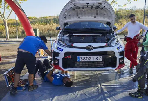 Miembros del equipo Toyota, durante el Rally de Madrid realizando trabajos en su coche