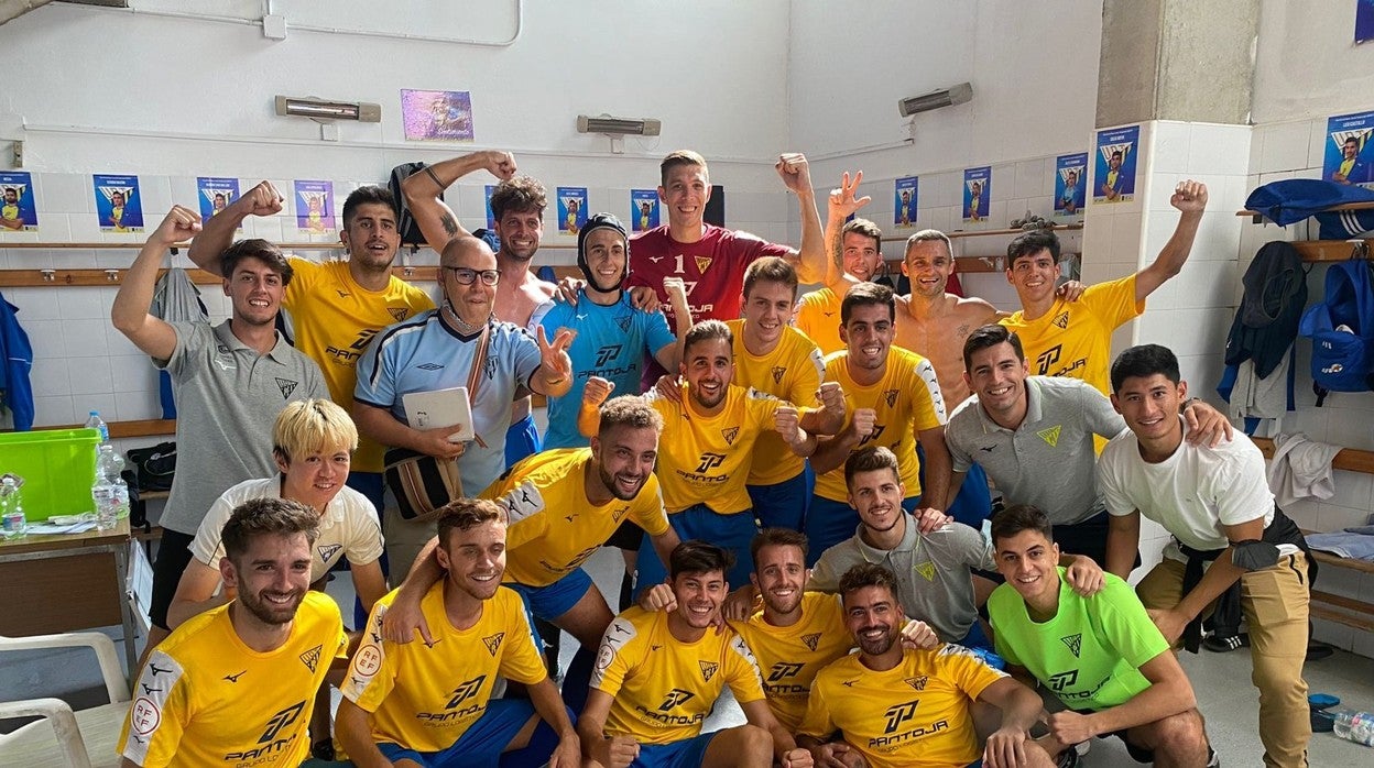 El Tomares celebra sus tres primeros puntos en Tercera RFEF