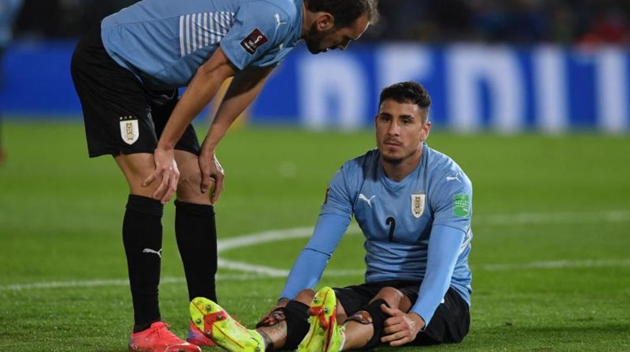 Godín atiende a Giménez el día que el uruguayo cayó lesionado con su selección ante Colombia