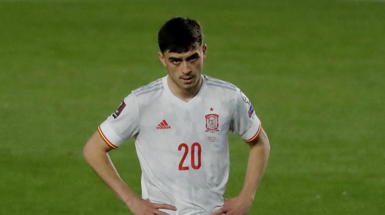 Pedri durante un partido de la selecciónn española