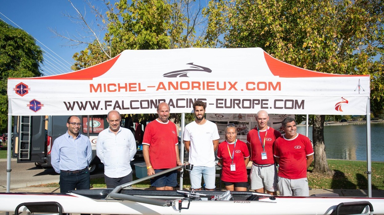 Acto de entrega del nuevo skiff a Jaime Canalejo por parte de Falcon Racing Europe