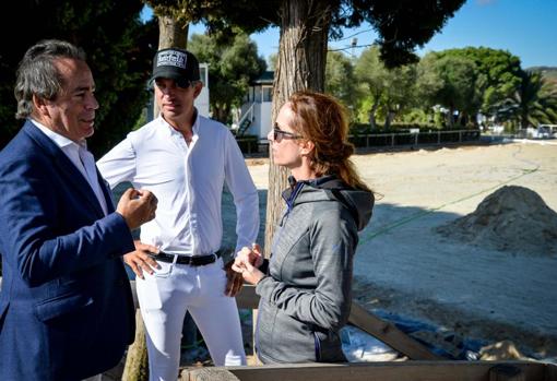 Teresa Blázquez, Javier Revuelta y Armando Trapote conversan en Dehesa Montenmedio.