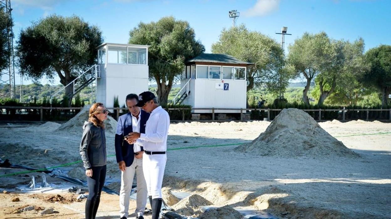 Teresa Blázquez, Javier Revuelta y Armando Trapote visitan la zona de Montenmedio donde se instalará la pista cubierta