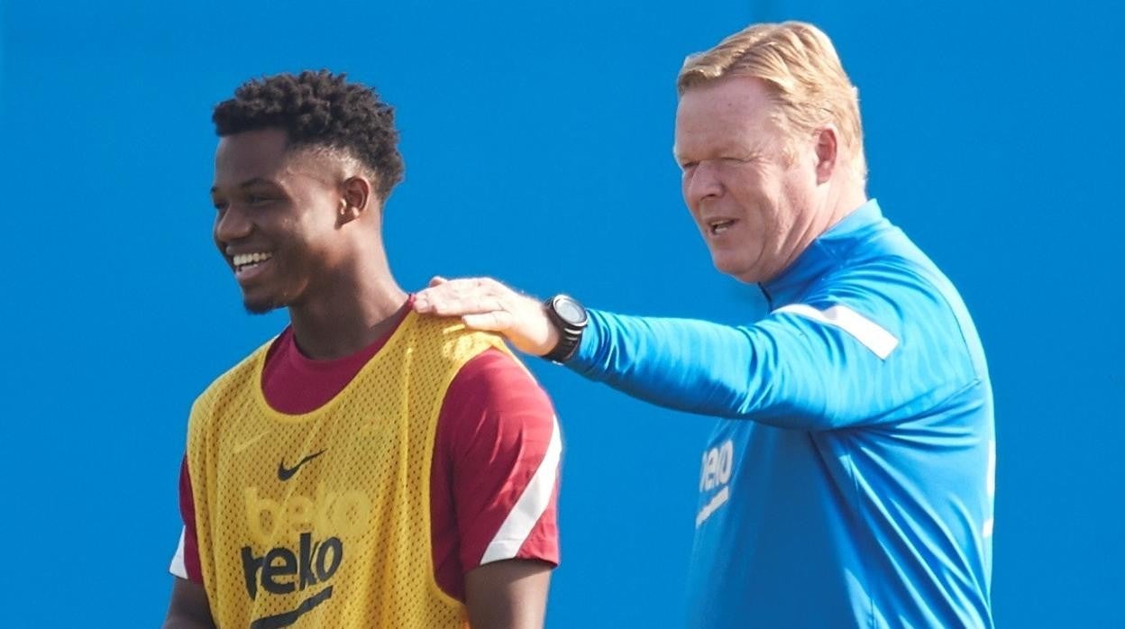 Ronald Koeman bromea con Ansu Fati durante el entrenamiento de esta mañana