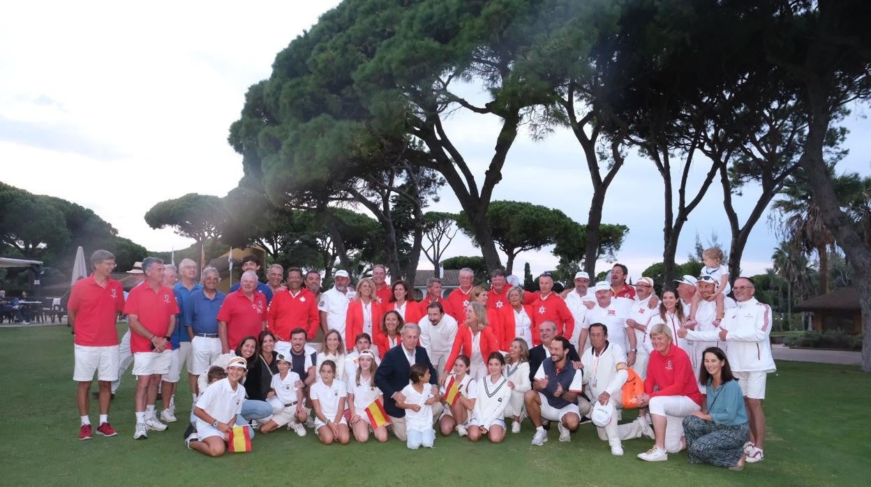 Foto de familia de los participantes en el Real Club de Golf de Vista Hermosa.