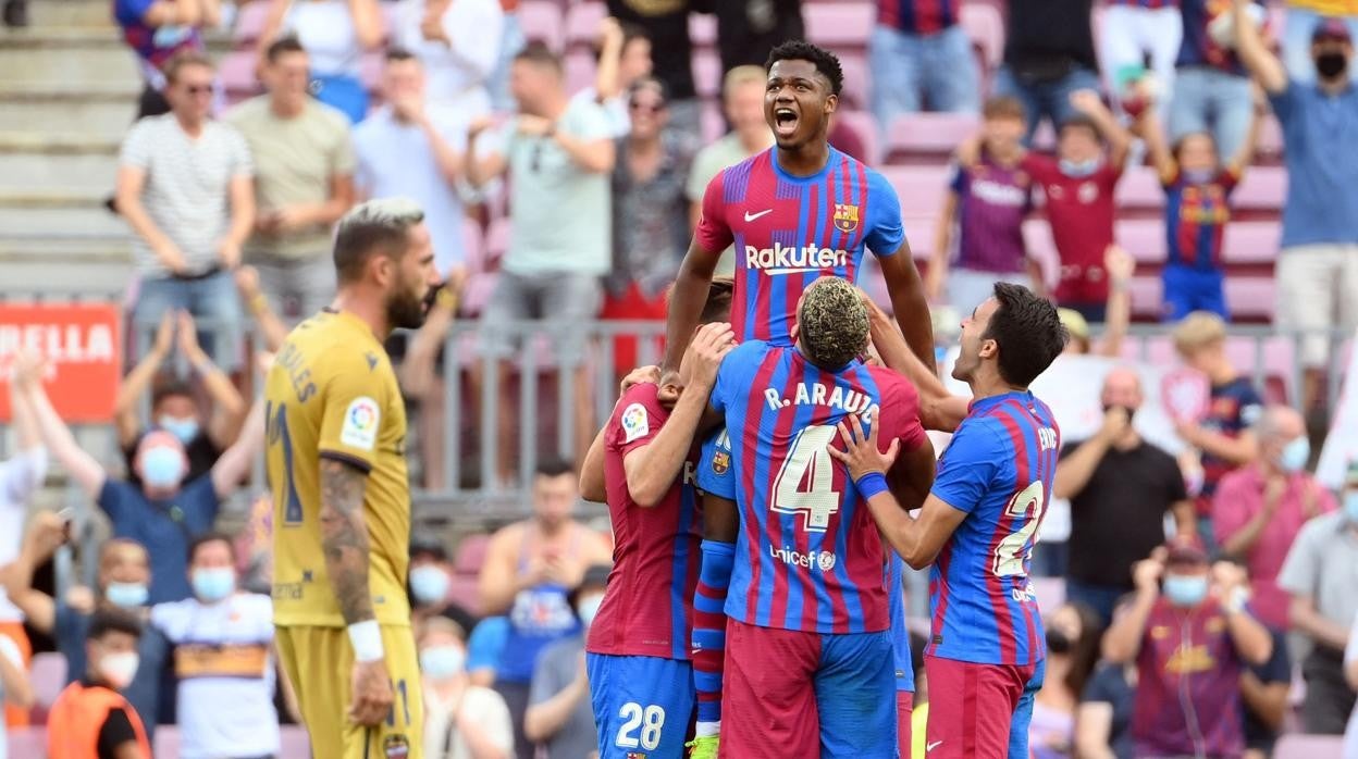 Ansu Fati es felicitadopor sus compañeros tras marcar un gol ante el Levante