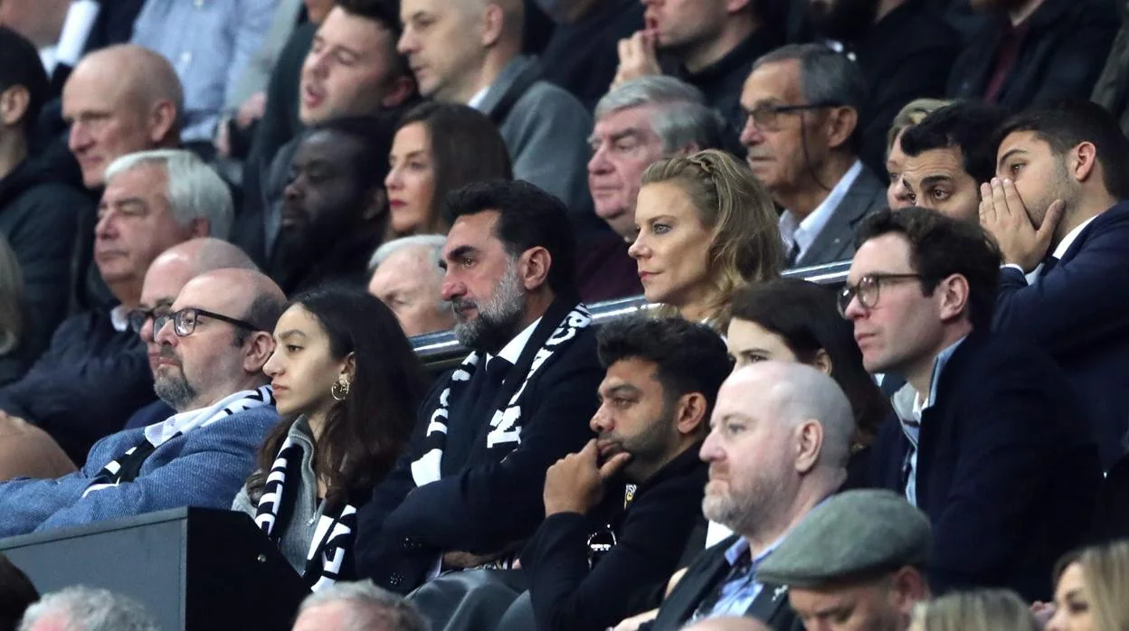 El presidente del Newcastle United, Yasir Al-Rumayyan, con la copropietaria Amanda Staveley en las gradas de St. James Park