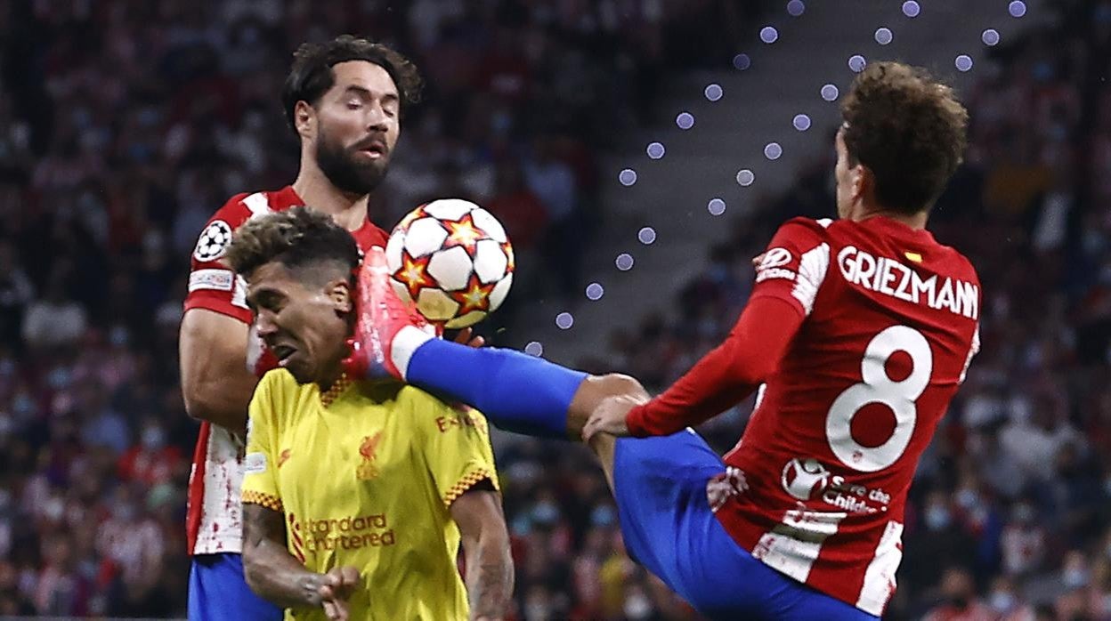 La espeluznante patada de Griezmann que le costó la expulsión ante el Liverpool