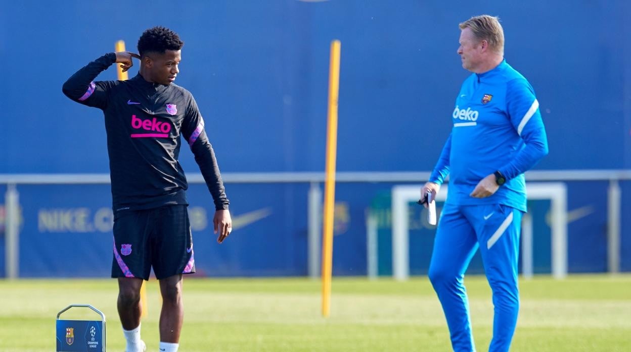 Koeman da instrucciones a Ansu Fati durante el entrenamiento de este lunes