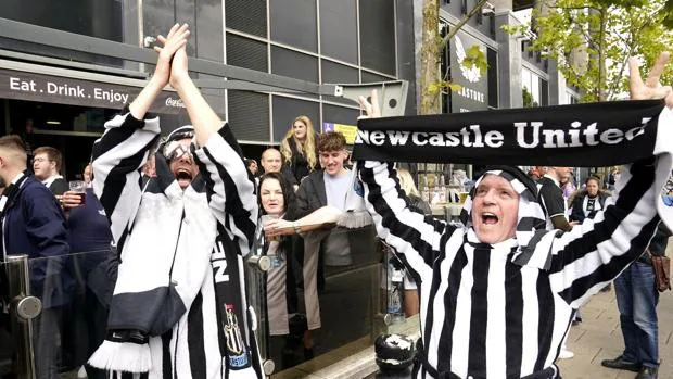 El Newcastle le pide a sus aficionados que no acudan al estadio con ropa tradicional árabe