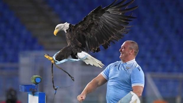 Juan Bernabé, el adiestrador del águila de la Lazio: «Admiro a Mussolini y a Franco. Hicieron cosas maravillosas»